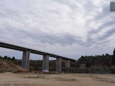 Alle nostre spalle si erge un imponente ponte in cemento in costruzione